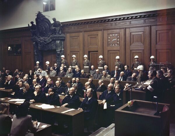 1946. gada 30. septembrī apsūdzētie klausās sprieduma daļu Tiesu pilī Nirnbergas procesa laikā. 1946. gada 30. septembrī apsūdzētie klausās sprieduma daļu Tiesu pilī Nirnbergas procesa laikā. - Sputnik Latvija