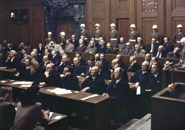 1946. gada 30. septembrī apsūdzētie klausās sprieduma daļu Tiesu pilī Nirnbergas procesa laikā. - Sputnik Latvija