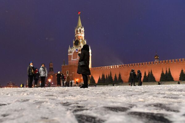 Garāmgājēji Sarkanajā laukumā, Maskavā. - Sputnik Latvija