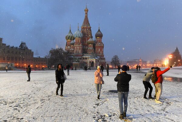 Cilvēki Sarkanajā laukumā, Maskavā. - Sputnik Latvija