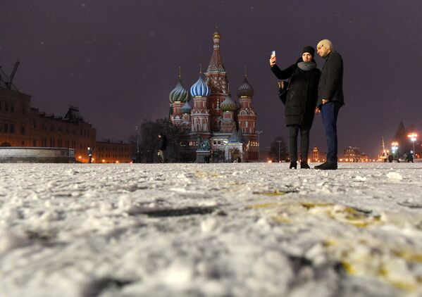 Cilvēki fotografējas Sarkanajā laukumā Maskavā - Sputnik Latvija