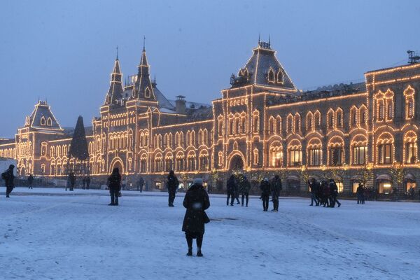 Прохожие во время снегопада на Красной площади в Москве - Sputnik Латвия