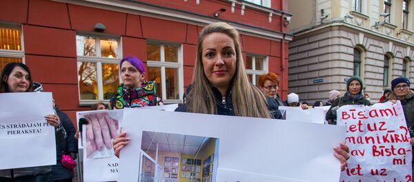 Manikīra un pedikīra meistaru pikets pie Latvijas Saeimas  Manikīra un pedikīra meistaru pikets pie Latvijas Saeimas  - Sputnik Latvija