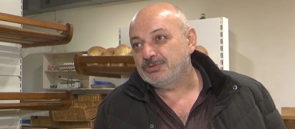 Только ненормальный не будет радоваться миру: люди о жизни в НКР и российских миротворцах Только ненормальный не будет радоваться миру: люди о жизни в НКР и российских миротворцах - Sputnik Latvija