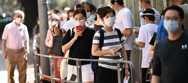 Люди в очереди на тестирование в Гонконге - Sputnik Латвия