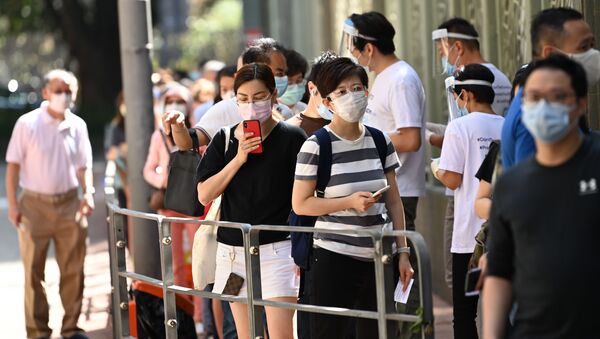 Люди в очереди на тестирование в Гонконге - Sputnik Латвия