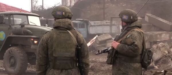 Российские миротворцы следят за безопасностью в Лачинском коридоре Российские миротворцы следят за безопасностью в Лачинском коридоре - Sputnik Latvija