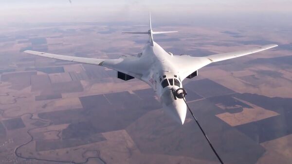 Воздушная дозаправка Ту-160 в Саратовской области - Sputnik Latvija