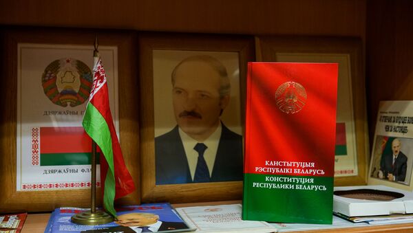 Портрет президента Беларуси Александра Лукашенко и конституция Республики Беларусь - Sputnik Латвия