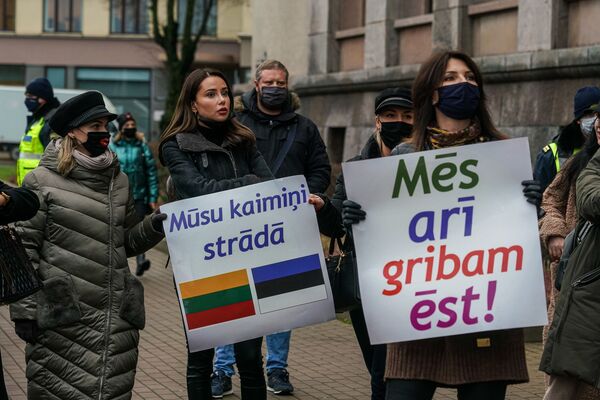 Вы люди или нет: протестующие у кабмина задали министрам неудобные вопросы - Sputnik Латвия