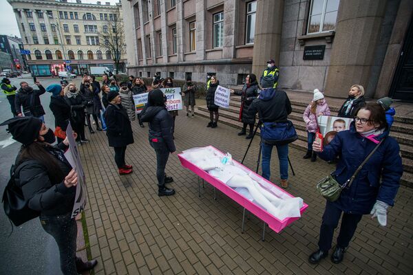 Вы люди или нет: протестующие у кабмина задали министрам неудобные вопросы - Sputnik Латвия