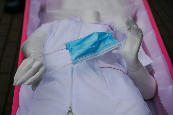 Вы люди или нет: протестующие у кабмина задали министрам неудобные вопросы - Sputnik Латвия