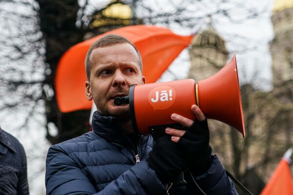 Вы люди или нет: протестующие у кабмина задали министрам неудобные вопросы - Sputnik Латвия