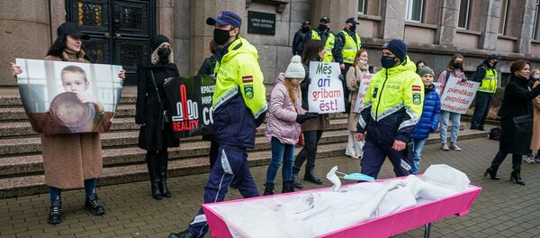 Акция протеста представителей индустрии красоты у кабинета министров против ограничений, связанных с пандемией COVID-19 - Sputnik Латвия