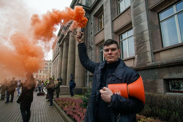 Акция протеста представителей индустрии красоты у кабинета министров против ограничений, связанных с пандемией COVID-19 - Sputnik Латвия