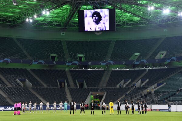 Минута молчания в знак скорби по Диего Марадоне на футбольном матче в Германии   - Sputnik Латвия