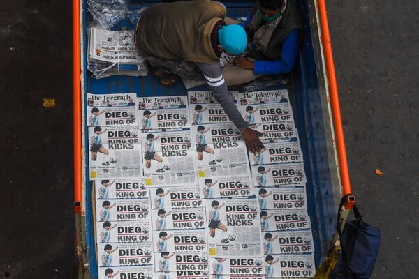 Продажа газет о смерти Диего Марадоны в Индии  - Sputnik Латвия