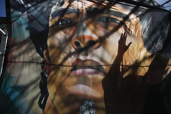 Баннер с изображением Диего Марадоны у больницы в Аргентине - Sputnik Латвия
