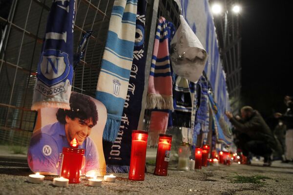 Свечи у стадиона Сан-Паоло во время скорби по Диего Марадоне в Италии - Sputnik Latvija
