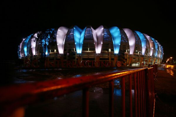 Стадион Бейра Риу в цветах аргентинского флага в знак скорби по Диего Марадоне в Бразилии  - Sputnik Latvija