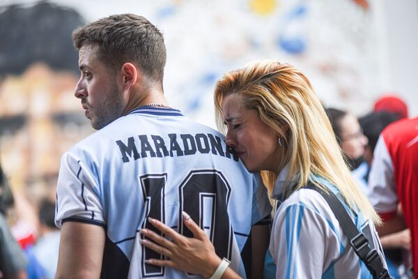 Болельщики во время скорби по Диего Марадоне в Аргентине - Sputnik Latvija