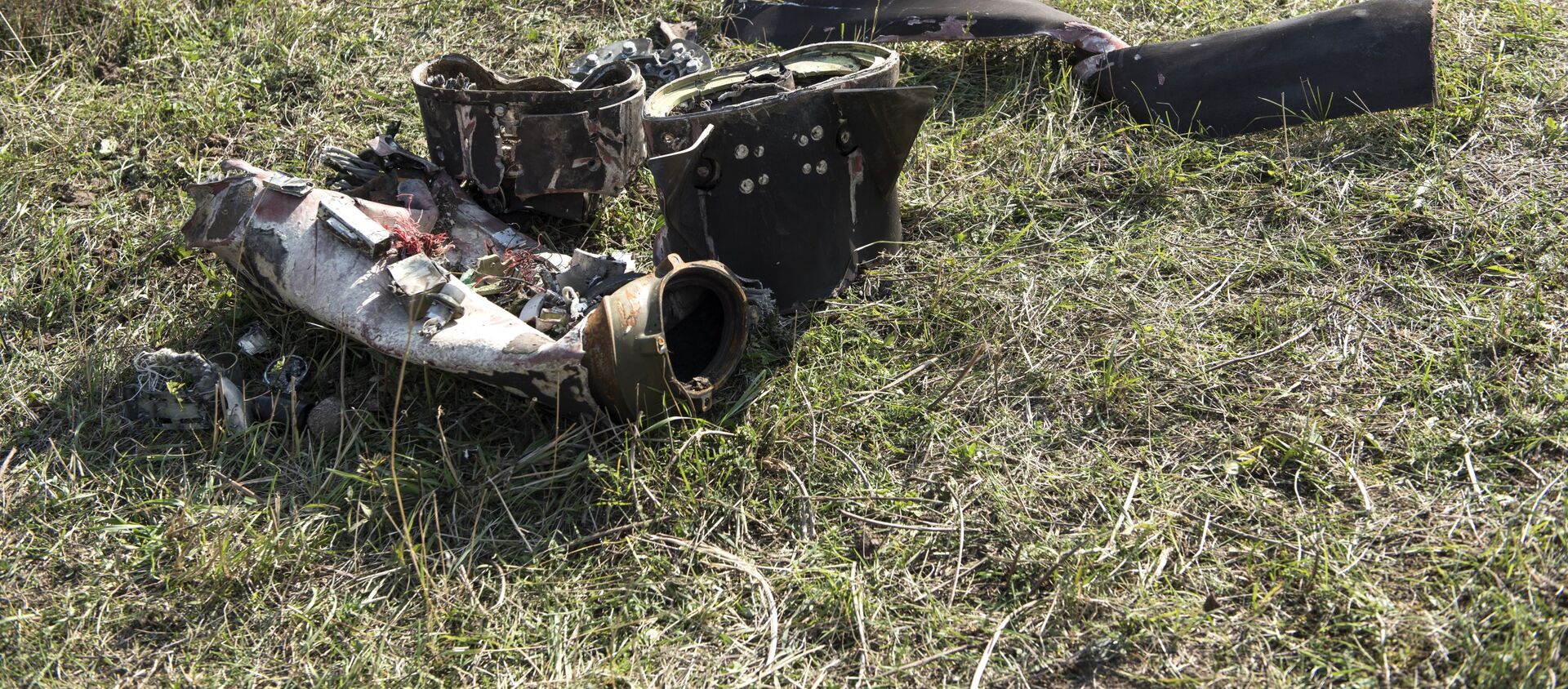 Фрагменты сбитого беспилотника в Степанакерте, Нагорный Карабах, в октябре 2020 года - Sputnik Латвия, 1920, 27.11.2020