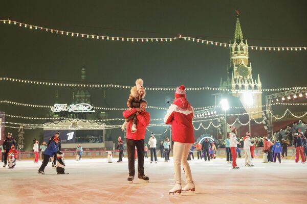Гости на открытии ГУМ-катка на Красной площади в Москве - Sputnik Латвия