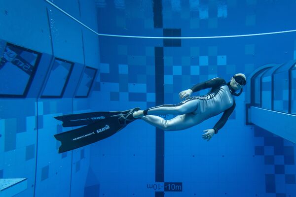 Дайвер в самом глубоком бассейне в мире Deepspot в Польше - Sputnik Латвия