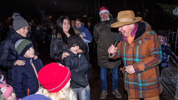 Мэр Вентспилса Айварс Лембергс на торжественной церемонии зажжения огней на рождественской елке.  - Sputnik Латвия