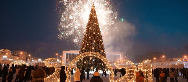 Svētku salūts pirmās Jaungada egles iededzināšanas svinīgajā ceremonijā Jakutskā – tā sākas Krievijas festivāls Ziema sākas Jakutskā Svētku salūts pirmās Jaungada egles iededzināšanas svinīgajā ceremonijā Jakutskā – tā sākas Krievijas festivāls Ziema sākas Jakutskā - Sputnik Latvija