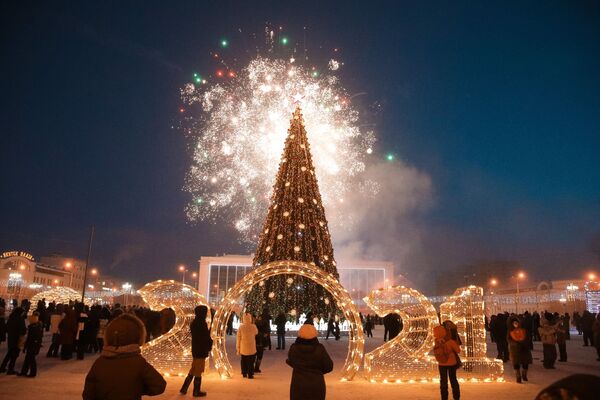 Праздничный салют на торжественной церемонии зажжения огней на первой новогодней елке страны в Якутске в рамках всероссийского фестиваля Зима начинается с Якутии - Sputnik Латвия