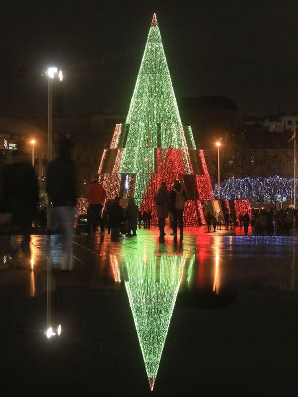 Рождественская елка в Вильнюсе  - Sputnik Латвия