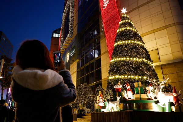 Ziemassvētku egle Seulā - Sputnik Latvija