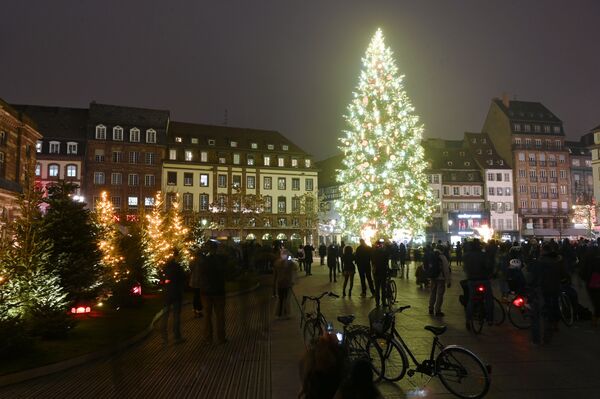 Рождественская ель на главной площади Страсбурга, Франция - Sputnik Латвия