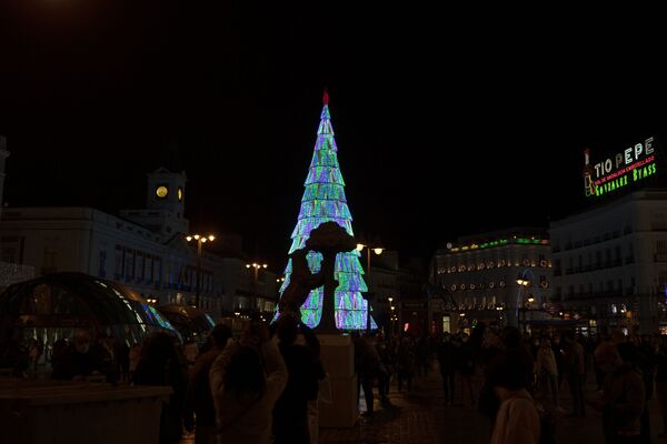Статуя медведя и земляничного дерева напротив рождественской елки в Мадриде  - Sputnik Латвия