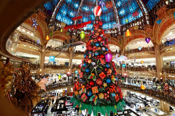 Рождественская елка в ТЦ в Париже  - Sputnik Латвия