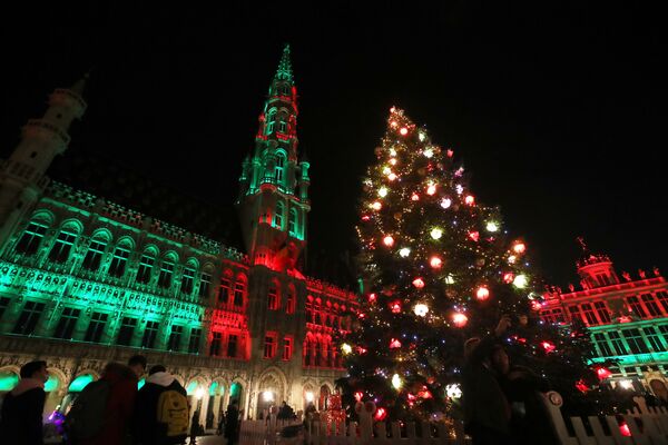 Ziemassvētku egle Grand Palace Briselē  - Sputnik Latvija