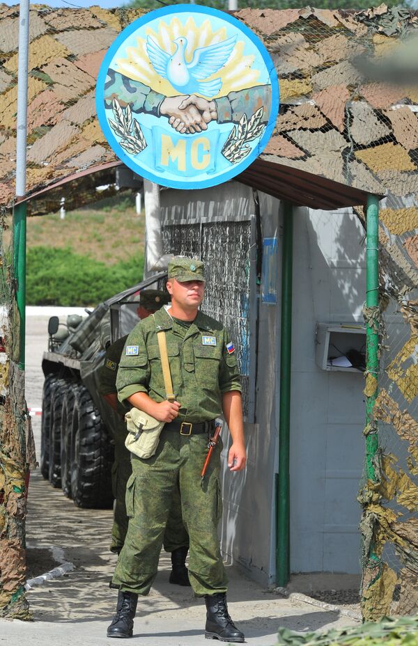 Российский миротворец на блокпосту, расположенном на въезде в город Бендеры. - Sputnik Latvija
