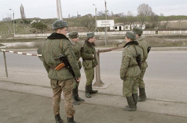 Воины российских миротворческих сил патрулируют шоссе, ведущее в город Бендеры, во время конфликтов в Приднестровье. - Sputnik Latvija