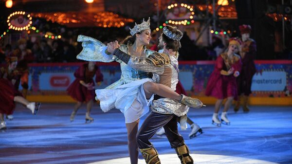 Фигуристы Маргарита Дробязко и Повилас Ванагас выступают на открытии ГУМ-катка на Красной площади в Москве - Sputnik Латвия