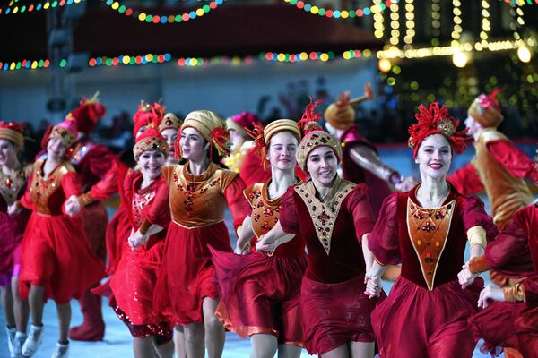 Артисты ледового шоу выступают на открытии ГУМ-катка на Красной площади в Москве - Sputnik Latvija