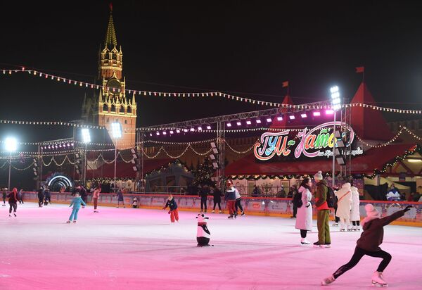 Гости катаются после открытия ГУМ-катка на Красной площади в Москве - Sputnik Latvija