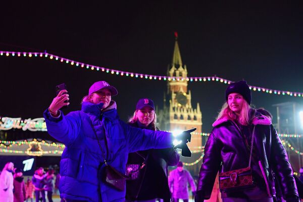 Гости на открытии ГУМ-катка на Красной площади в Москве - Sputnik Latvija