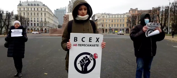 Необъявленный пикет против обысков и задержания латвийских журналистов - Sputnik Латвия