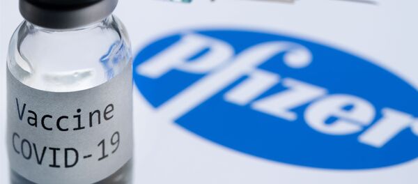Флакон с надписью Vaccine COVID-19 на фоне логотипа Pfizer Флакон с надписью Vaccine COVID-19 на фоне логотипа Pfizer - Sputnik Latvija
