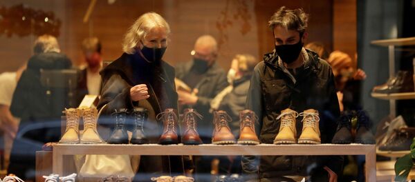 Покупатели в обувном магазине в Праге, Чехия - Sputnik Латвия