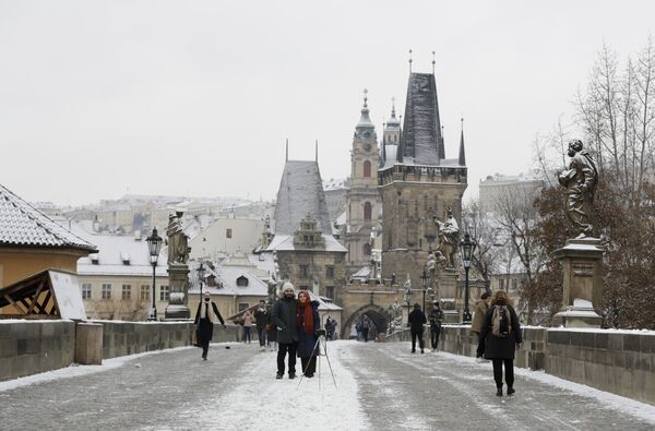 Туристы гуляют по Карлову мосту в Праге, Чехия - Sputnik Латвия