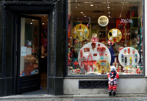 Ребенок у витрины магазина в Праге, Чехия - Sputnik Латвия