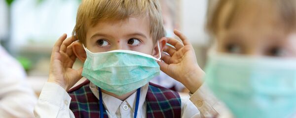 Школьники в защитных масках - Sputnik Латвия