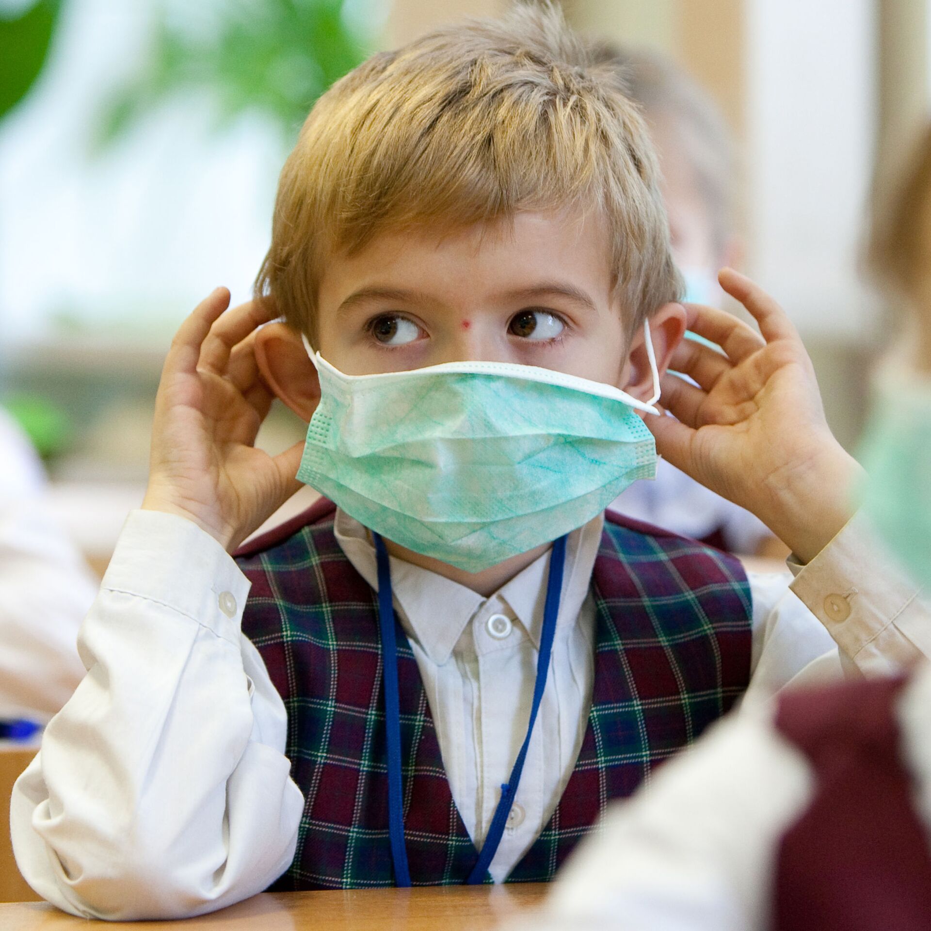 Проводится гриппа. Дети в школе в масках. Грипп дети в масках. Маски для детей. Школьники в масках медицинских.